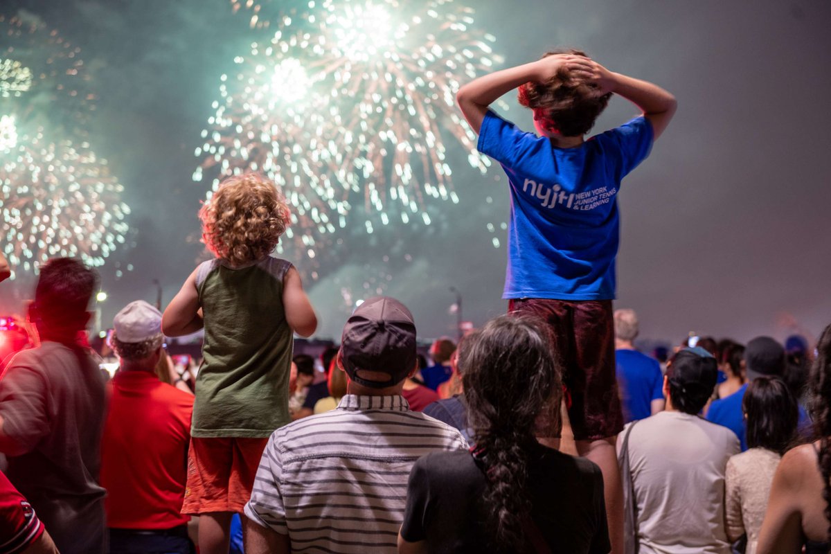 HudsonRiverPark's tweet image. From all of us at Hudson River Park, wishing everyone a joyful 4th of July!
As this year’s fireworks return to the East River, we’re lighting up your feed with a favorite moment from last summer’s show over the Hudson.