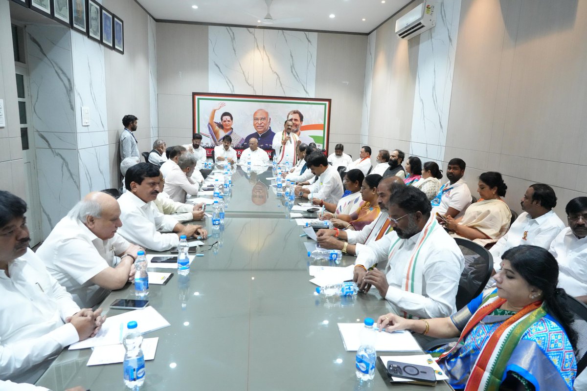 గాంధీ భవన్ లో జరిగిన పీఏసీ సమావేశంలో  పాల్గొనడం జరిగింది. 

పీఏసీ సమావేశానికి ముఖ్య అతిథులుగా  ఏఐసీసీ అధ్యక్షులు శ్రీ మల్లికార్జున్ ఖర్గే గారు, ఏఐసీసీ ప్రధాన కార్యదర్శి శ్రీ కేసి వేణుగోపాల్ గారు హాజరు కాగా.. ఏఐసీసీ ఇంచార్జ్ మీనాక్షి నటరాజన్ గారు, ముఖ్యమంత్రి శ్రీ ఎనుముల రేవంత్