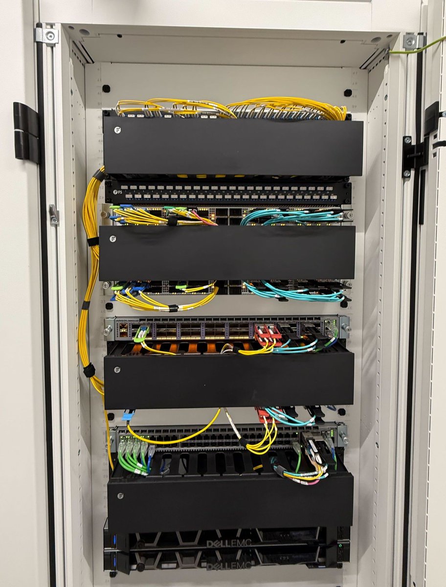 RoyaleHosting tweet media