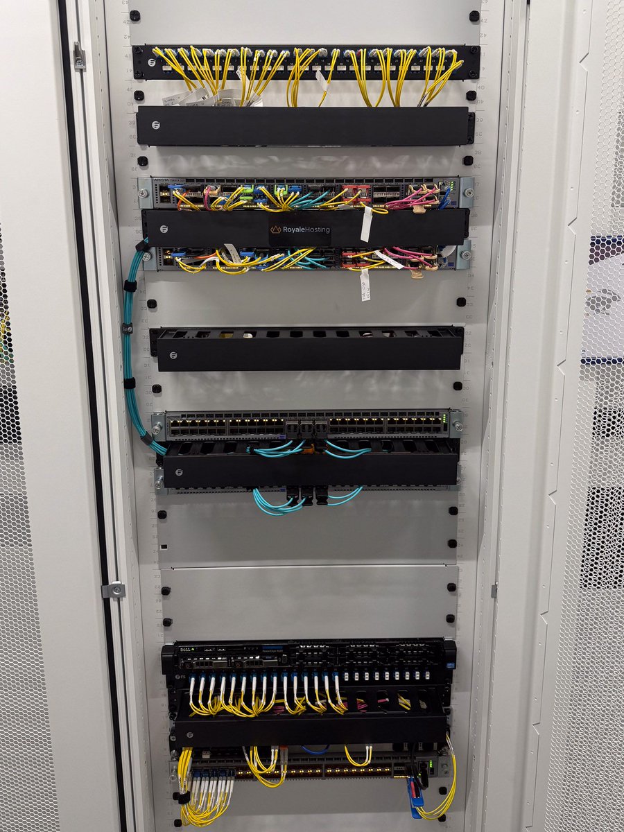 RoyaleHosting tweet media