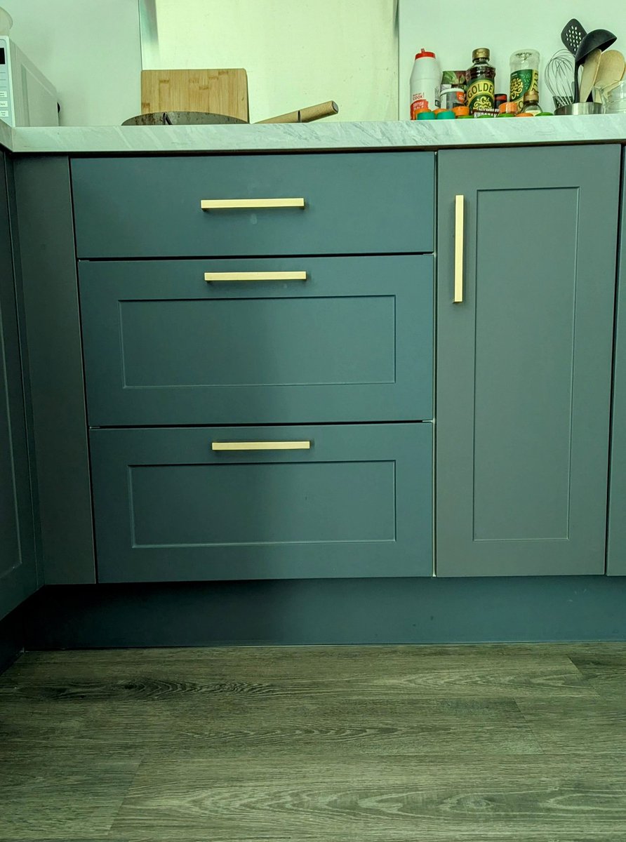 Так, у меня дурацкий вопрос.
На невооружённый взгляд, цвет всех фасадов на кухне одинаковый. Но если надеть солнцезащитные очки с UV фильтром, то разные оттенки!
Это норм или стрём?
(Надо было темные серые брать и не выделываться, да, понял уже).