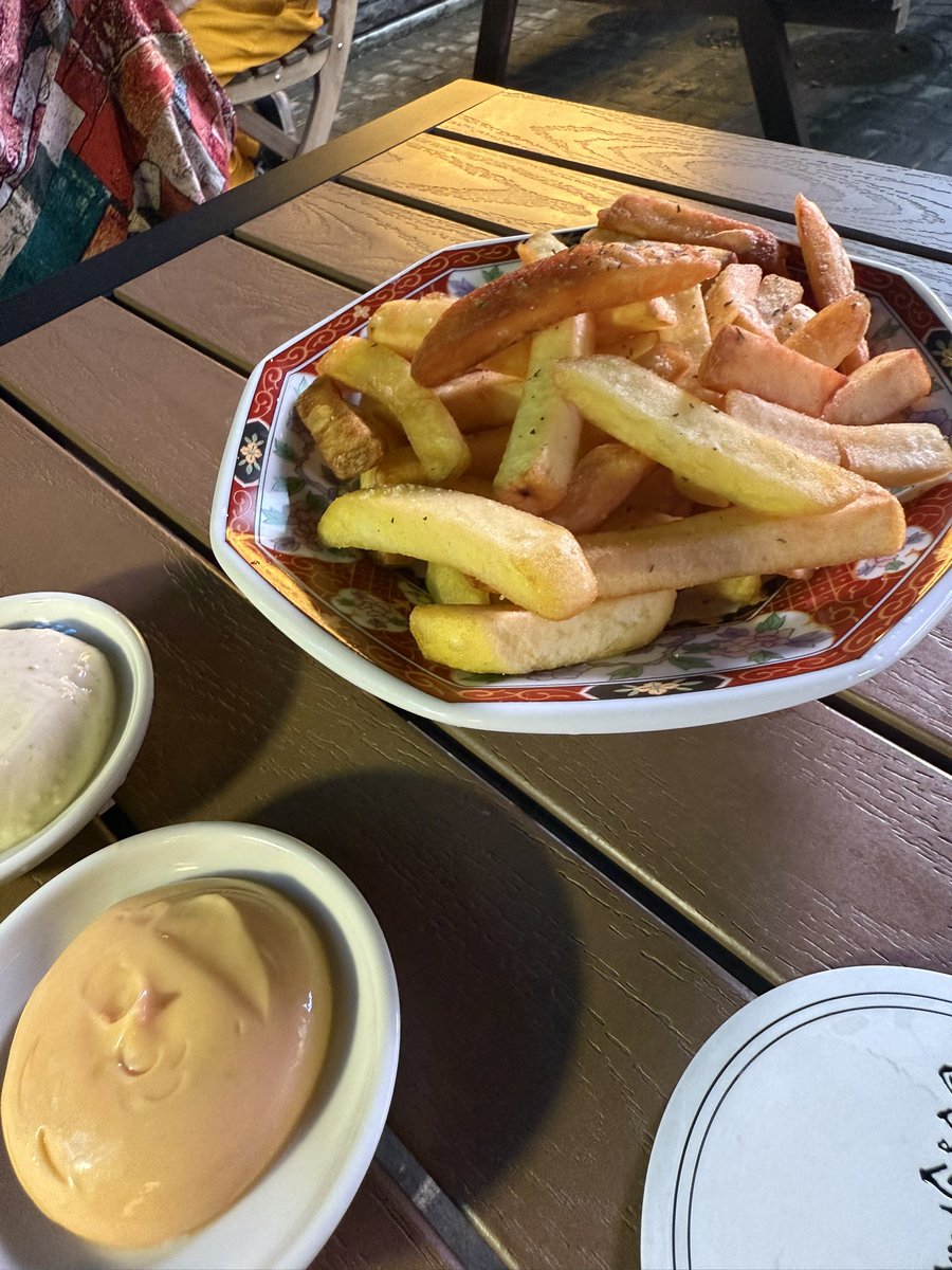 今日は蒸し暑い。ビールとフリッツで乾杯！