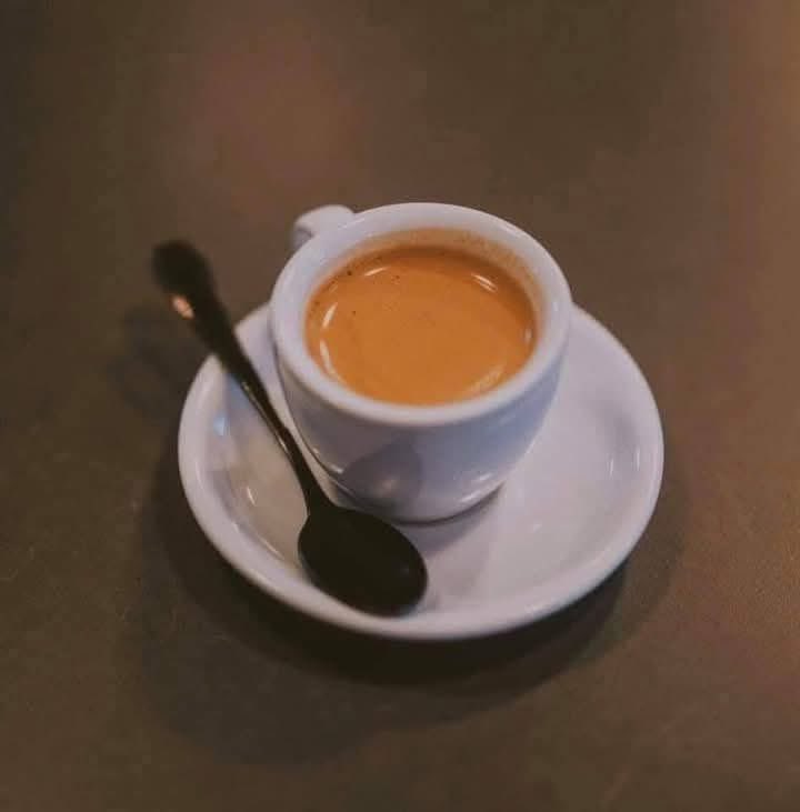 سألها :كيف تشربين القهوة.؟ 
  قالت: حلوة كأيامي معك 
  قالت: وانت كيف تشربها ؟ 
  قال لها: مُرّه كأيامي بدونك
 ماعلينا منهم الاثنين  كذابين😃
المهم انا نشربها ما غير سكر ☕️