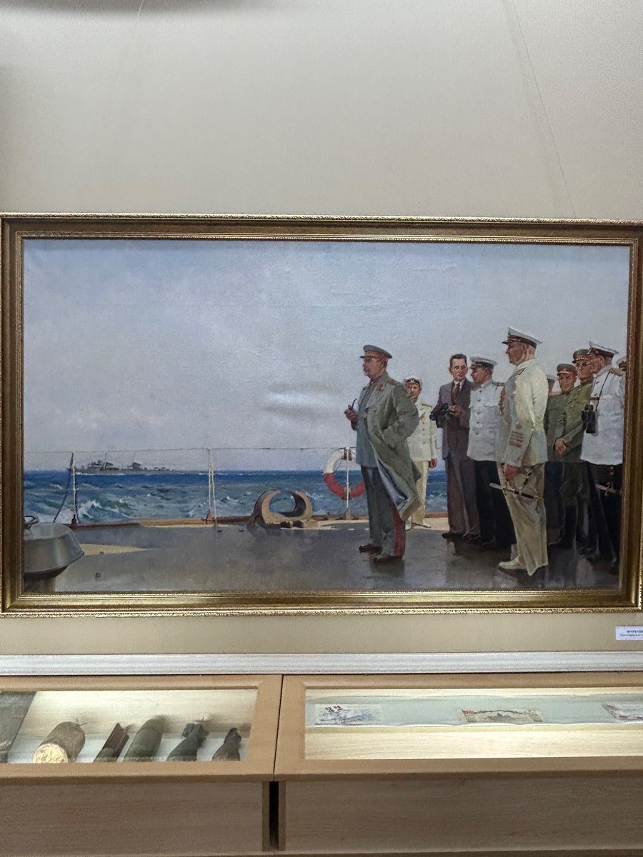 Probablemente uno de los cuadros más desconocidos y más bonitos de Stalin. El líder georgiano a bordo del crucero Molotov cruzando el Mar Negro hacia Crimea. Se encuentra en el museo de la flota del mar negro.
