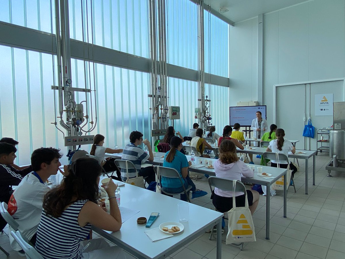 aplta_USC's tweet photo. Un ano máis participamos no @XuvenCiencia  organizando unha actividade para a rapazada inscrita neste recomendadísimo Campus de Verán 🔝. Moitísimas grazas polo voso interese! 🤗 https://t.co/seyC5ogNVQ