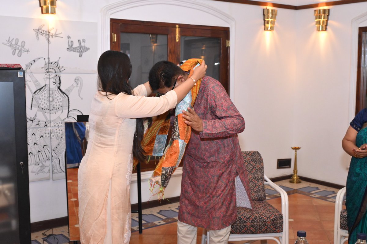 Prabha Khaitan Foundation (@foundationpk) on Twitter photo #कलम अहमदाबाद कार्यक्रम की कुछ और झलकियाँ...
सत्र का समापन लेखक संजीव पालीवाल और संवादकर्ता प्रीति अज्ञात को द्वारा सम्मानित किए जाने के साथ हुआ।
नताशा पारेख ने आभार व्यक्त किया जिसके साथ ही इस प्रेरक संध्या को गरिमामयी सम्पूर्णता प्राप्त हुए।
<a href="/sanjeevpaliwal/">Sanjeev Paliwal/संजीव पालीवाल</a> <a href="/TheKarmaFoun/">Karma Foundation</a> #कलम अहमदाबाद कार्यक्रम की कुछ और झलकियाँ...
सत्र का समापन लेखक संजीव पालीवाल और संवादकर्ता प्रीति अज्ञात को द्वारा सम्मानित किए जाने के साथ हुआ।
नताशा पारेख ने आभार व्यक्त किया जिसके साथ ही इस प्रेरक संध्या को गरिमामयी सम्पूर्णता प्राप्त हुए।
<a href="/sanjeevpaliwal/">Sanjeev Paliwal/संजीव पालीवाल</a> <a href="/TheKarmaFoun/">Karma Foundation</a>