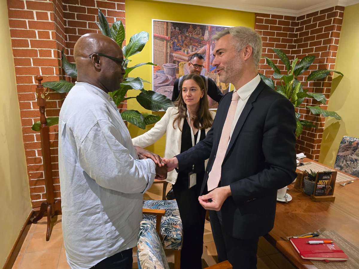 🇰🇪En marge du #DemocracyForum2025, la <a href="/livingdemocracy/">Fondation de l'innovation pour la démocratie</a> conduite par son directeur général <a href="/AchilleMbembe1/">Achille Mbembe</a>, a rencontré Lauric Cecillon, attaché de coopération scientifique et universitaire de <a href="/FranceinKenya/">FrenchEmbassyKenya</a> autour d’un petit-déjeuner pour explorer des collaborations en recherche.