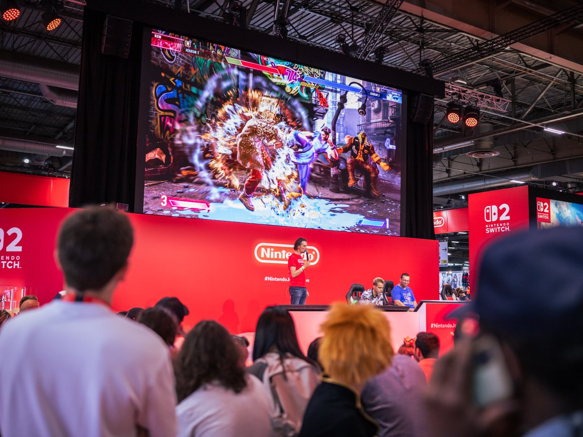 Capcom France (@capcom_france) on Twitter photo ⛩️ RDV tous les jours sur la grande scène <a href="/NintendoFrance/">Nintendo France</a> à Japan Expo pour jouer à Street Fighter 6 sur Switch 2 :
🔥 Vendredi 04 juillet à 14h30 avec <a href="/Louffy086/">Olivier Hay</a>
🔥 Samedi 05 juillet à 14h30
🔥 Dimanche 06 juillet à 14h30
Venez aujourd'hui pour tenter d'affronter la légende ⛩️ RDV tous les jours sur la grande scène <a href="/NintendoFrance/">Nintendo France</a> à Japan Expo pour jouer à Street Fighter 6 sur Switch 2 :
🔥 Vendredi 04 juillet à 14h30 avec <a href="/Louffy086/">Olivier Hay</a>
🔥 Samedi 05 juillet à 14h30
🔥 Dimanche 06 juillet à 14h30
Venez aujourd'hui pour tenter d'affronter la légende
