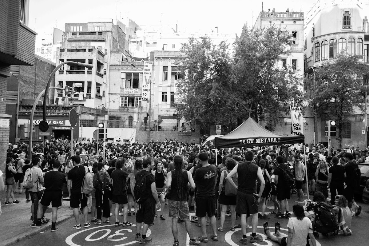 🌞 Vam matinar i ens vam trobar als carrers per a lluitar pel dret a viure a la nostra ciutat, per a reivindicar que els barris són de la gent, per a deixar clar, una vegada més, que escollim defensar la Vida abans que el Capital.