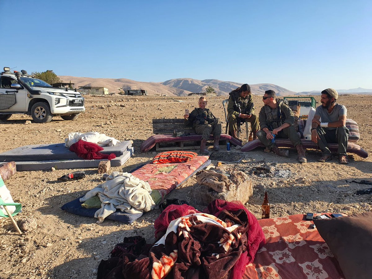 ריבים בין מתנחלים אלימים לצה״ל זו אלימות בתוך המשפחה. הנה שותפיו  של נוער הגבעות ותושבי החוות לגירוש הקהילות בגדה המערבית.
ברגעים אלה קהילה של עשרות משפחות בורחת מפני אלימות המתנחלים, עוד אחת מיני רבות מאז ה7.10.
פרוייקט של מדינת ישראל, בהובלת המתנחלים ובגיבוי צהלי ומשפטי.