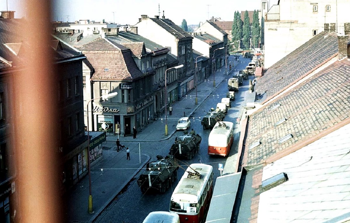 Moja odpowiedź na powalające zdjęcie w kolorze z Czechosłowacji zapodane przez kolegę <a href="/deimarek/">deimarek</a>. Otusz, również niezbyt znane zdjęcie WP w Hradec Kralove, chyba ze strychu ktoś zrobił. #LWP #CpldWar