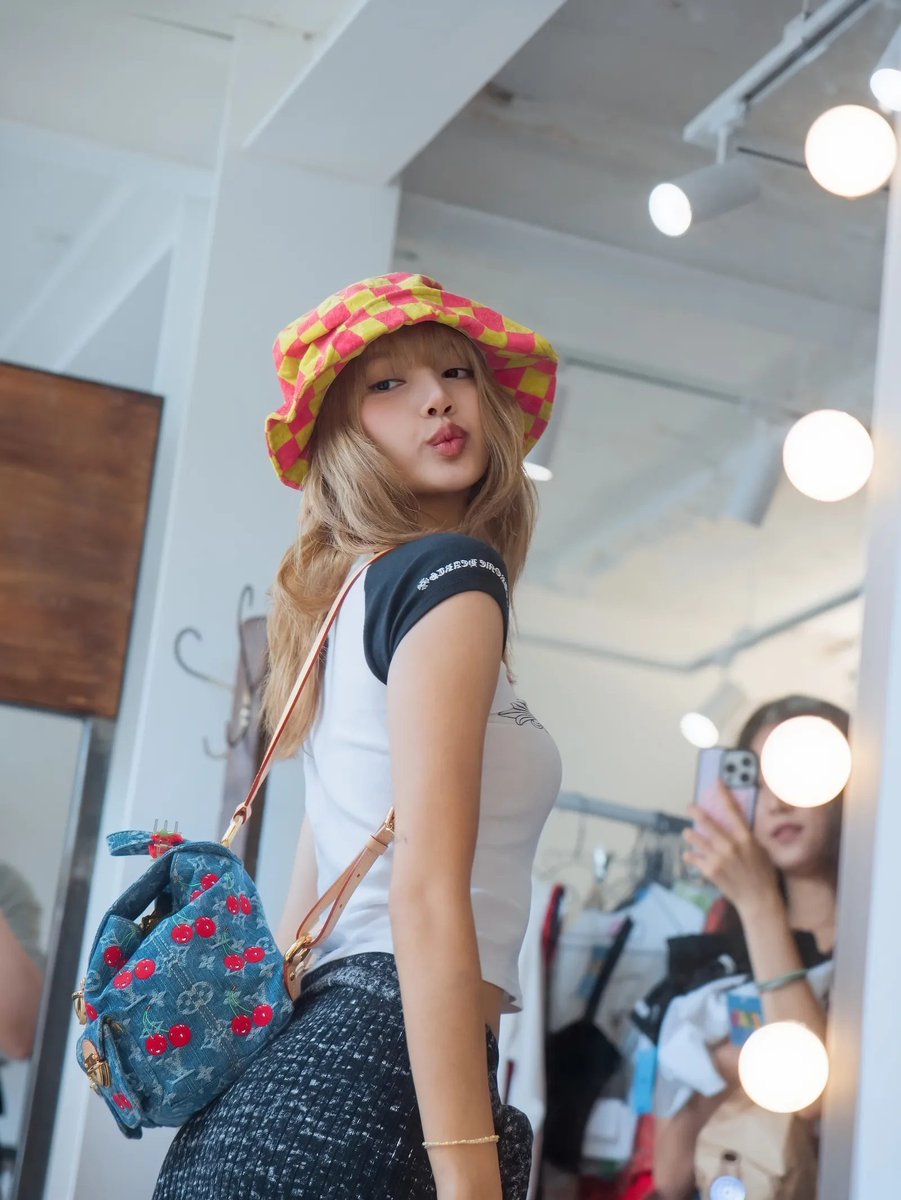 voguejp's tweet photo. #BLACKPINK #LISA が1日限定のフリーマーケットをソウルで開催。現地から熱気あふれる様子をレポート。
https://t.co/ZEzViUtg37 https://t.co/1yeGduD3wX