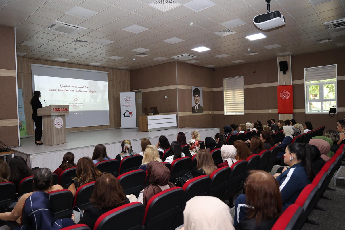 Zonguldak Bülent Ecevit Üniversitesi Rektörü Prof. Dr. İsmail Hakkı Özölçer’in eşi Seran Özölçer, Zonguldak Valisi Osman Hacıbektaşoğlu’nun eşi Güney Hacıbektaşoğlu ev sahipliğinde düzenlenen “Gönül Elçileri ile Koruyucu Aile Farkındalık Toplantısı”na katıldı. 📌