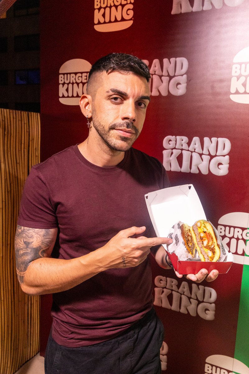 VizzAgency's tweet image. El gran @DjMaRiiO ha lanzado su propio menú con
@burgerking_es para intentar coronarse en la batalla del #GrandKing. En la fiesta de lanzamiento, Mario estuvo acompañado por Noelia San Martín, @cachoo01, @miikelmst y el resto de talentos que forman parte de la campaña.
#TeamMario