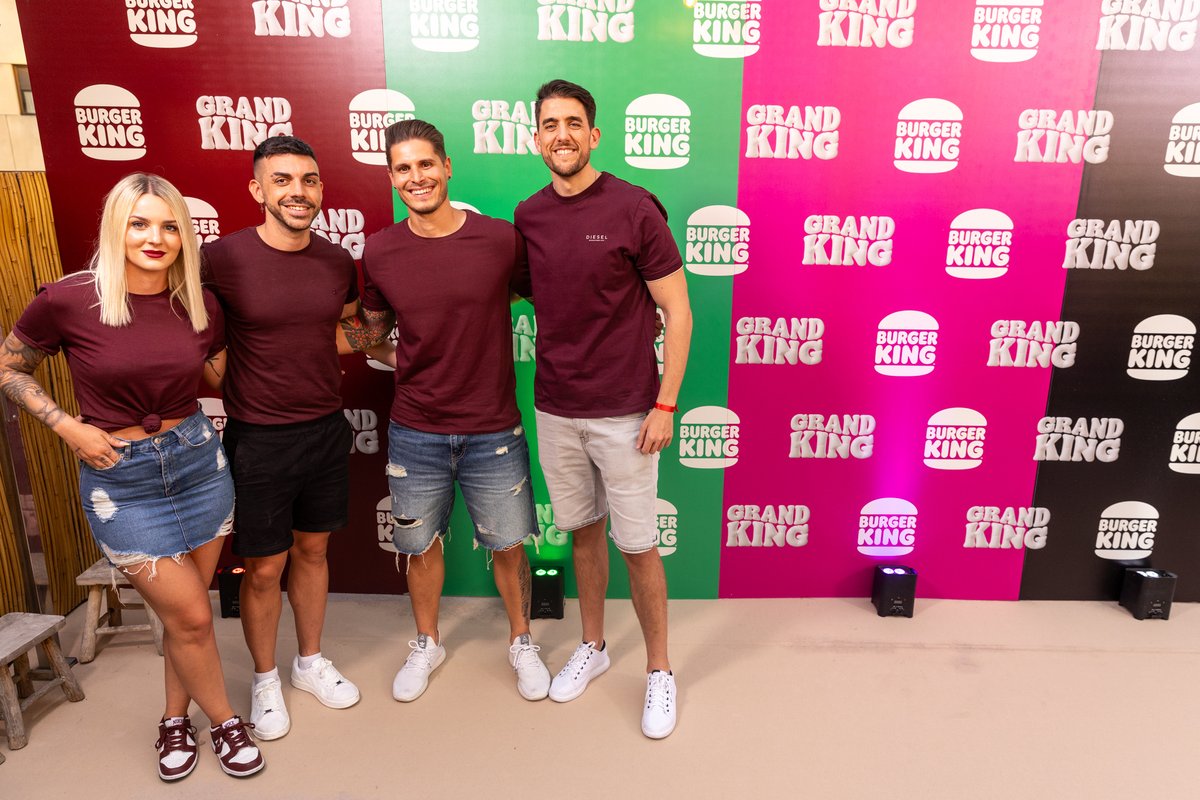 VizzAgency's tweet image. El gran @DjMaRiiO ha lanzado su propio menú con
@burgerking_es para intentar coronarse en la batalla del #GrandKing. En la fiesta de lanzamiento, Mario estuvo acompañado por Noelia San Martín, @cachoo01, @miikelmst y el resto de talentos que forman parte de la campaña.
#TeamMario