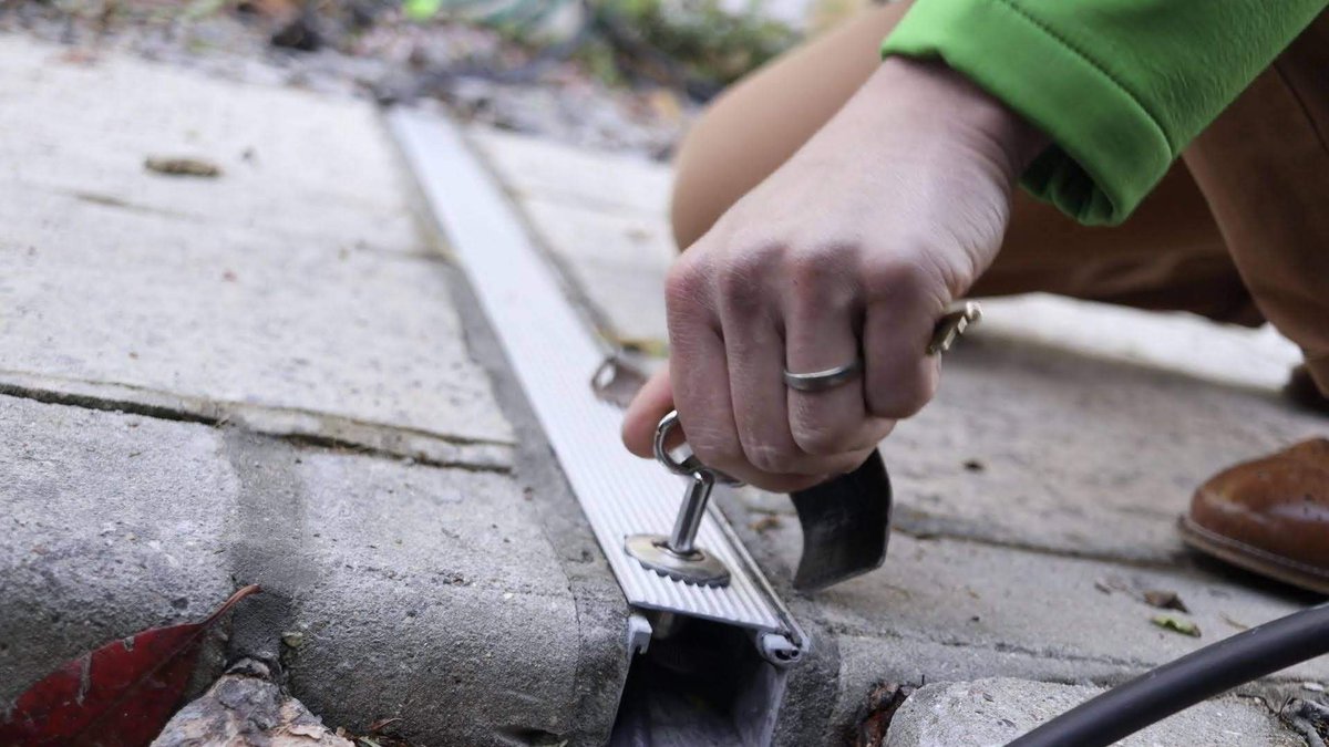 Installing charging points in urban areas, where people only have on-street parking, presents unique challenges.

This is where Charge Gully can help with our innovative cross-pavement EV charging solution.

#ElectricCar #ElectricCarCharging #NetZero #NetZeroTargets
