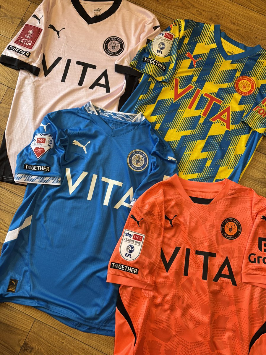 All this new kit talk made me get up in the loft to pull out some old treasure. #vintage #stockportcounty 

Bring back classics like this from yesteryear