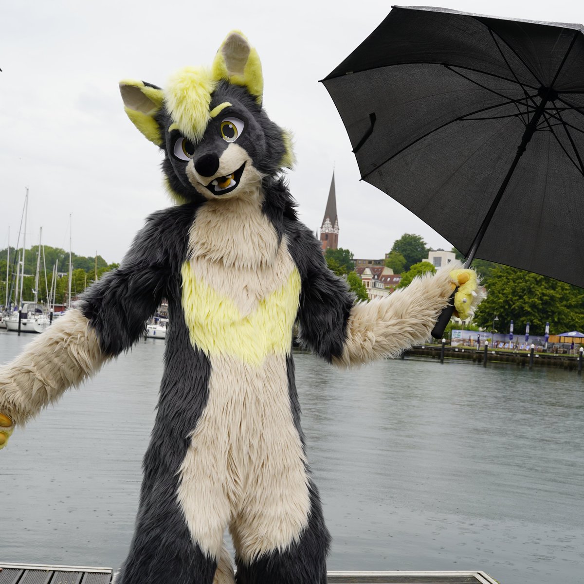 Rain can't stop me! 
#FursuitFriday 

🪡: <a href="/Sasa_Creations/">Sasa Creations🌸🔜EF|TFI|EAST</a> 
📷: Fenrir