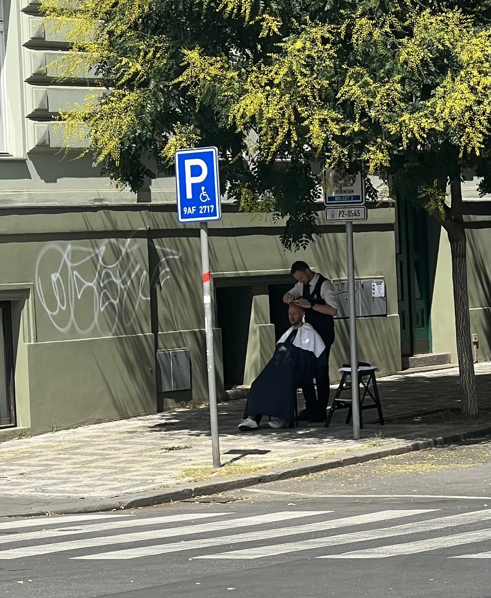 SemSuchar's tweet image. Pražský byznys jede i bez elektřiny! :)