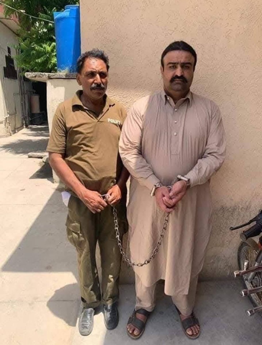 افغانی نمک حرام کو مونڈ دیا ہے