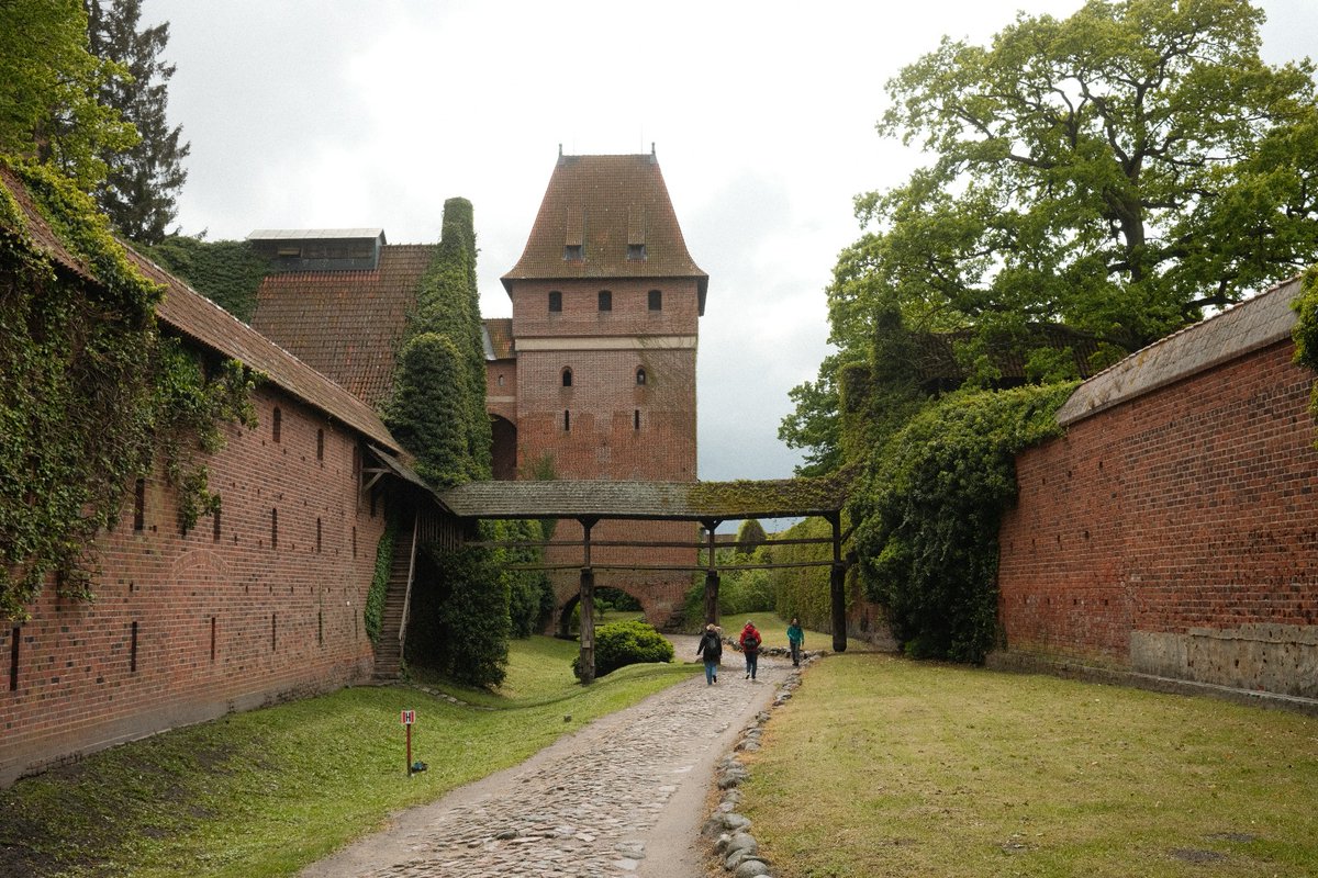 🍷🏰 After diving into immersive tech at the CAVE and mastering machine learning tools, the BE-LIGHT fellows wrapped up their training with an elegant dinner at Villa Eva and a visit to the stunning Malbork Castle. 🌟🤝 #BELIGHT #Gdansk #photonics