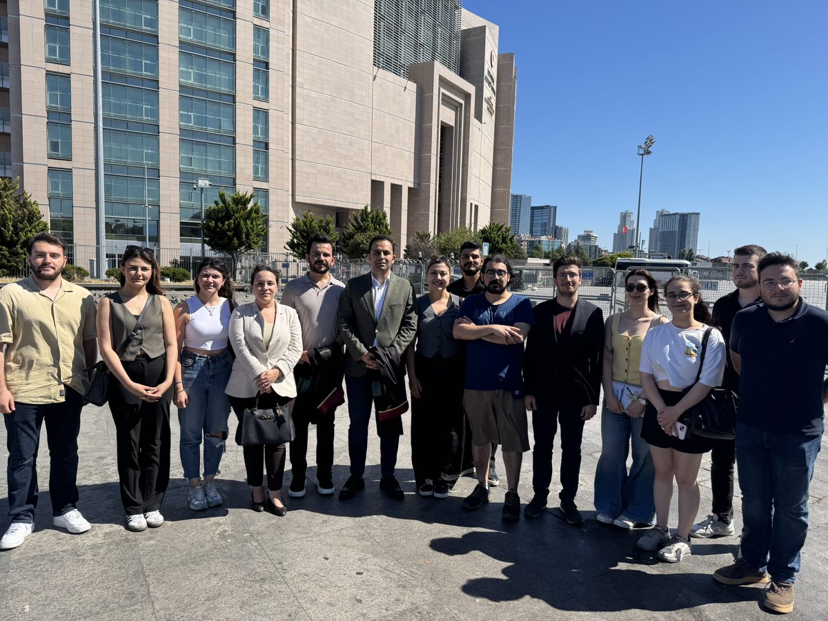 Gençlik Kolları üyemiz Doruk Dörücü adli kontrol şartıyla serbest kalmıştır.

Eleştiri mahiyetindeki böyle bir eylemin Anayasa madde 26 gereğince soruşturmaya dahi konu olmaması gerekirken adli kontrol kararına mutlu olur hale geldik.

Adalet ve demokrasi mücadelemiz kararlılıkla