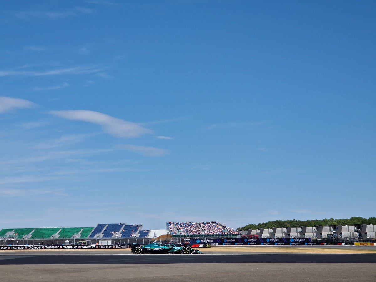 Langs de kant van de baan gekeken tijdens de eerste vrije training. De bochten 1, 2 en 3 zijn uitstekende plekken om coureurs en auto's aan het werk te zien. #F1 #BritishGP
