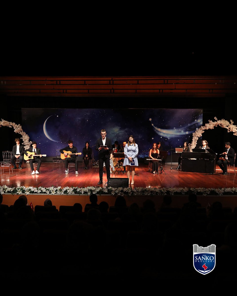 SANKO Şiir Gecesi’nde, şiirin zarif dili ve müziğin büyülü ezgileri bir araya geldi.

Sanatın birleştirici gücüyle sahnede buluşan öğrencilerimiz, izleyenlere unutulmaz bir gece yaşattı.

#SankoOkulları