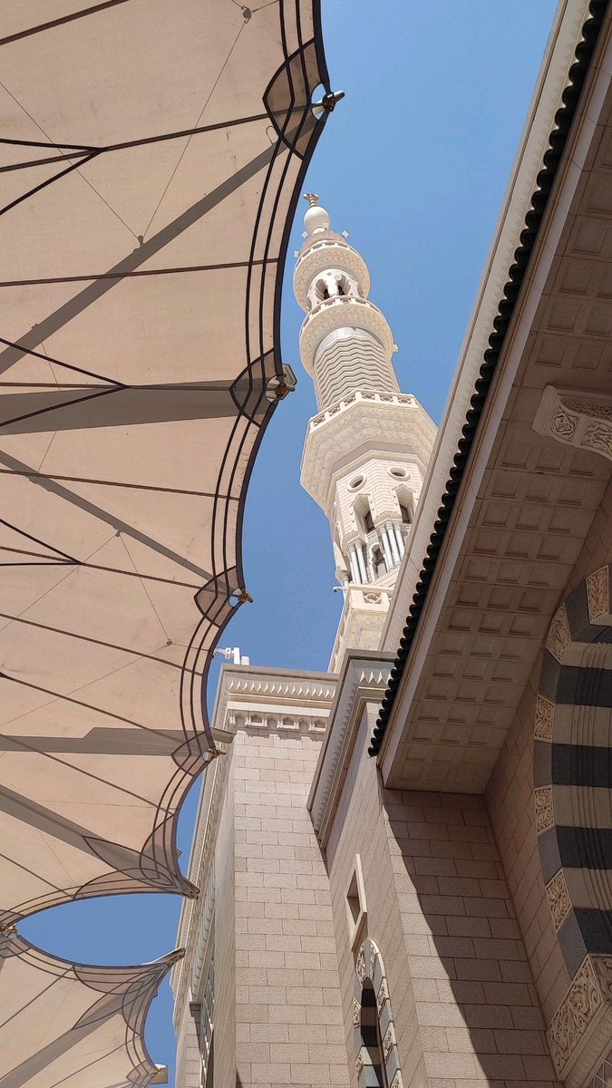 "صَلَّى عَلَيكَ اللهُ مَا خَفَقَتْ بِنَا
أروَاحُنَا تَرجُو جِوَارَكَ مَوعِدا.."