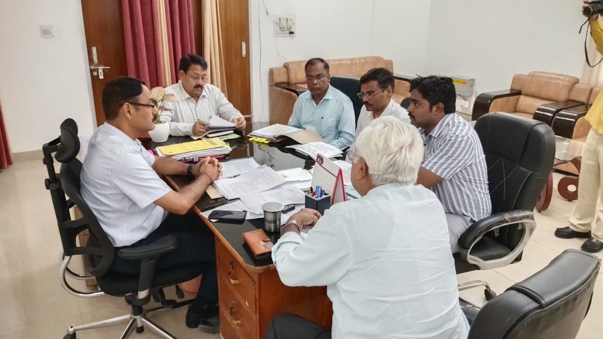 जिलाधिकारी महोदय की अध्यक्षता में जनपद में पी0एम0  सूर्य घर मुफ्त बिजली योजना की प्रगति से संबंधित जिला स्तरीय समिति (DLC) की बैठक आयोजित किया गया। सम्बन्धित को आवश्यक निर्देश दिया गया।