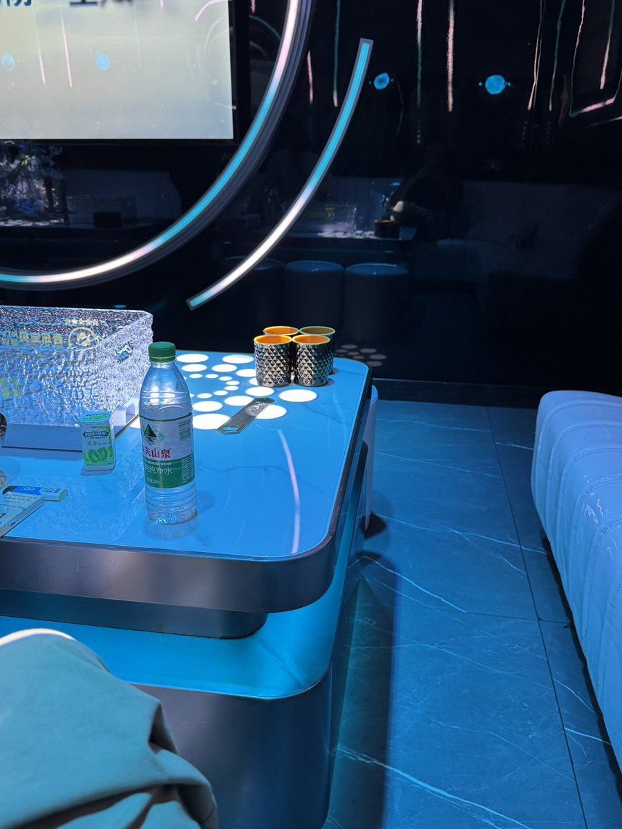 今日聚会，连水瓶都是绿的哈哈哈哈