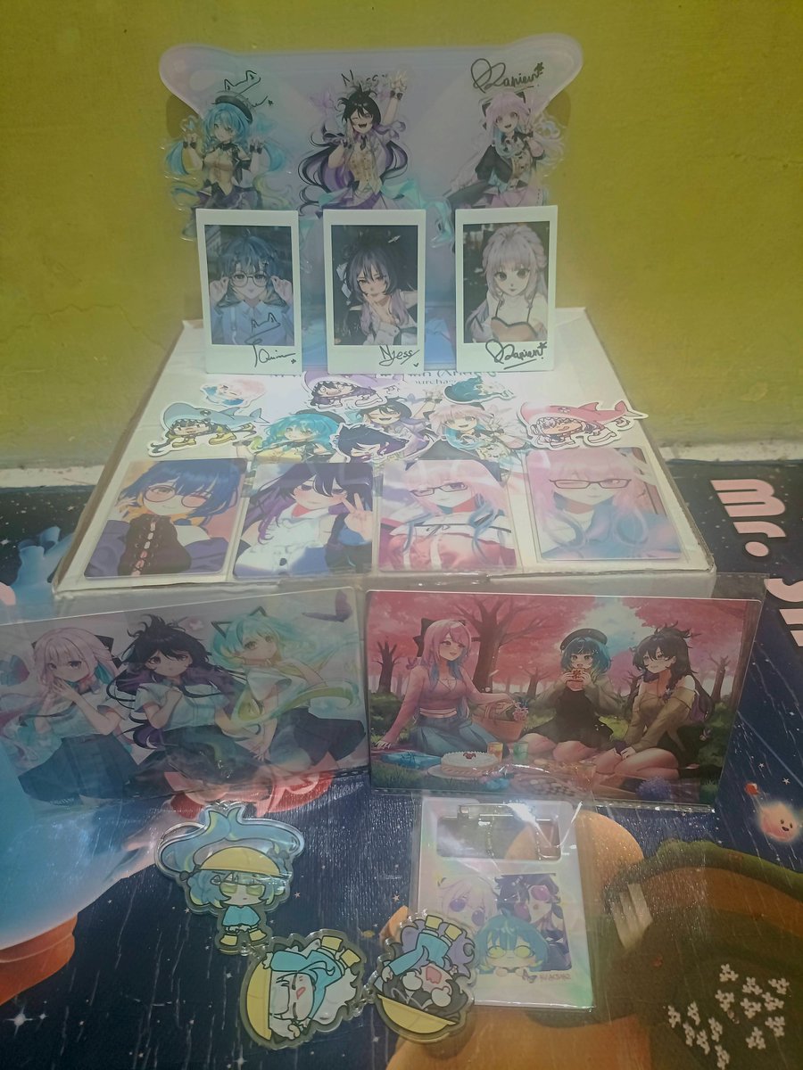 AndOnTHE (Andon) (@andonthe5) on Twitter photo Mini altar #MerchSANDAiVA
puas banget ngebuka paketnya walaupun harus susah payah, tapi itu membuktikan packaging yang sepenuh hati supaya barang sampai di tangan #BLOOMiES dengan aman. mantap.
walaupun Rapien bilang "bahagia itu fana", tapi kali kebahagiaan itu nyata. hehe... Mini altar #MerchSANDAiVA
puas banget ngebuka paketnya walaupun harus susah payah, tapi itu membuktikan packaging yang sepenuh hati supaya barang sampai di tangan #BLOOMiES dengan aman. mantap.
walaupun Rapien bilang "bahagia itu fana", tapi kali kebahagiaan itu nyata. hehe...