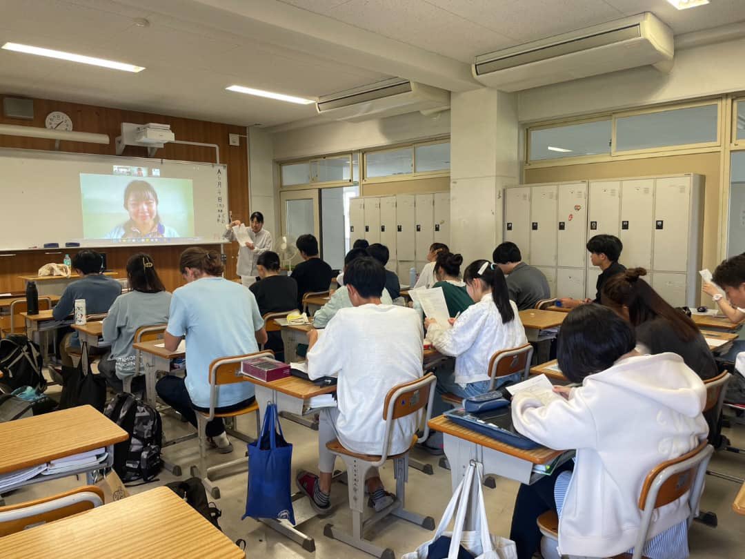 JOCVである金井美紀さんが日本の高校生に対して出前講座を行いました。
ウガンダでの生活についての話や、アクティビティを通して差別を体験してもらいました。日本との共通点を発見できて、親近感を抱いたという意見もありました。