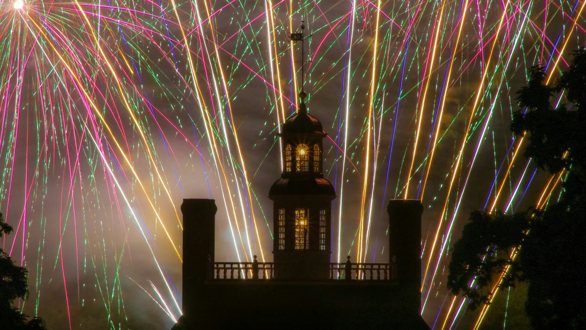 VSAnesthesia's tweet image. We join in celebrating the freedoms that define our nation this July Fourth. 🇺🇸 To the medical teams serving our communities: Thank you! If you’re working a shift, we’re especially grateful for your care. 📷 Williamsburg Fireworks, Kedar Gadge