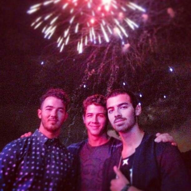 Nicolette (@lovemetojonas) on Twitter photo Blink twice if you want a 2025 remake of this photo <a href="/jonasbrothers/">Jonas Brothers</a> please and thank you bestie kings <a href="/nickjonas/">Nick Jonas</a> <a href="/kevinjonas/">kevin jonas</a> <a href="/joejonas/">J O E J O N A S</a> Blink twice if you want a 2025 remake of this photo <a href="/jonasbrothers/">Jonas Brothers</a> please and thank you bestie kings <a href="/nickjonas/">Nick Jonas</a> <a href="/kevinjonas/">kevin jonas</a> <a href="/joejonas/">J O E J O N A S</a>