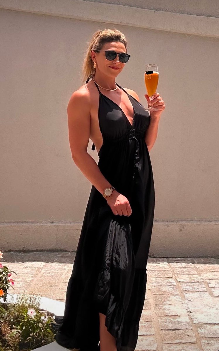 Schönes Wochenende ihr Geilen!❤️Wie würdet ihr mir jetzt hier gerne eure harten Schwänze in meinen Körper hämmern?🥰
#FitnessAndFashion #fitnessaddict #ficken #cumdump #cumonface #momandsonincest #milf #cumtribute #cocktribute