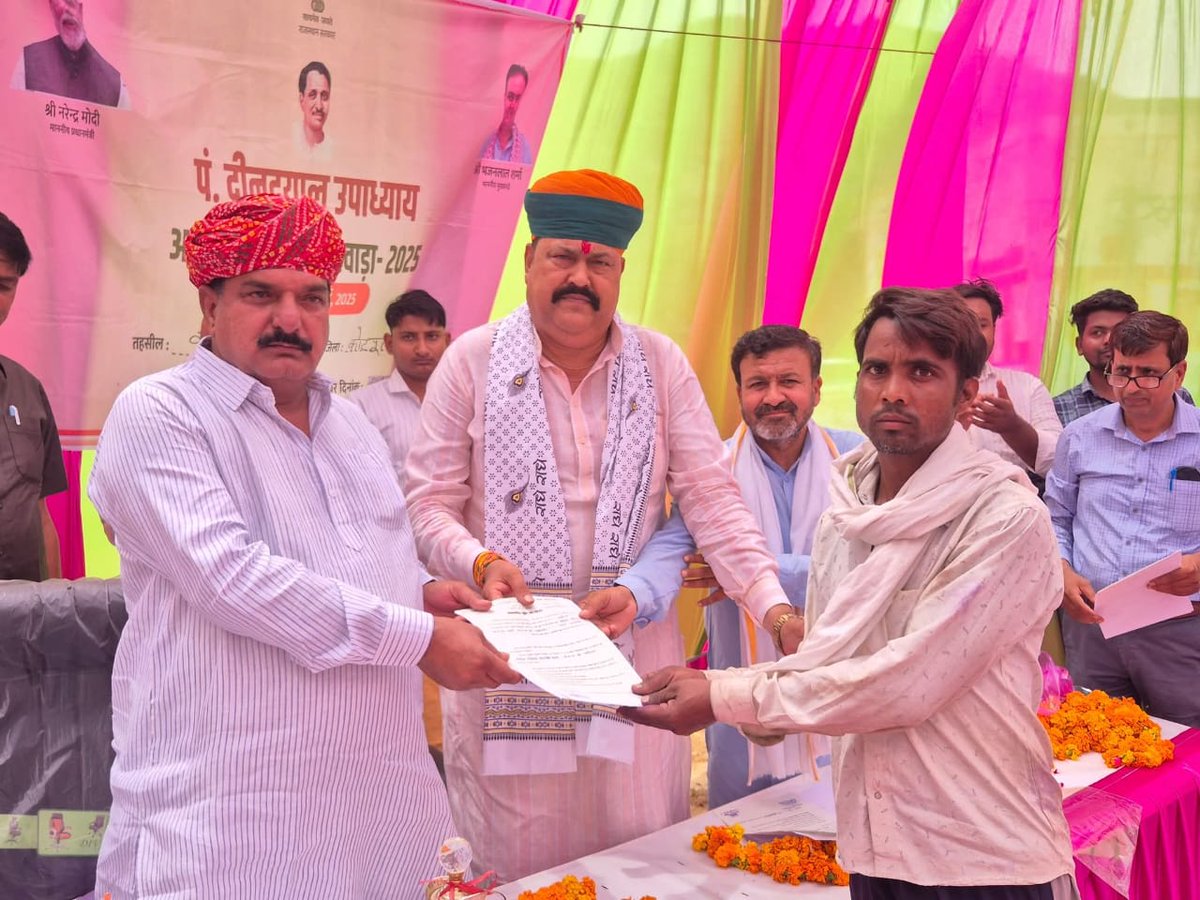 VIJAYSINGH_NAWA's tweet photo. लक्ष्य अंत्योदय, प्रण अंत्योदय, पथ अंत्योदय’ के मूलमंत्र को साकार करने की दिशा में आज कोटपुतली बहरोड़ जिले के ग्राम भालोजी में 'पंडित दीनदयाल उपाध्याय अंत्योदय संबल पखवाड़ा' के अंतर्गत आयोजित विशेष शिविर में सहभागी बनकर आमजन से संवाद किया।

#आपणो_अग्रणी_राजस्थान
@BhajanlalBjp https://t.co/EUDkFWIweq