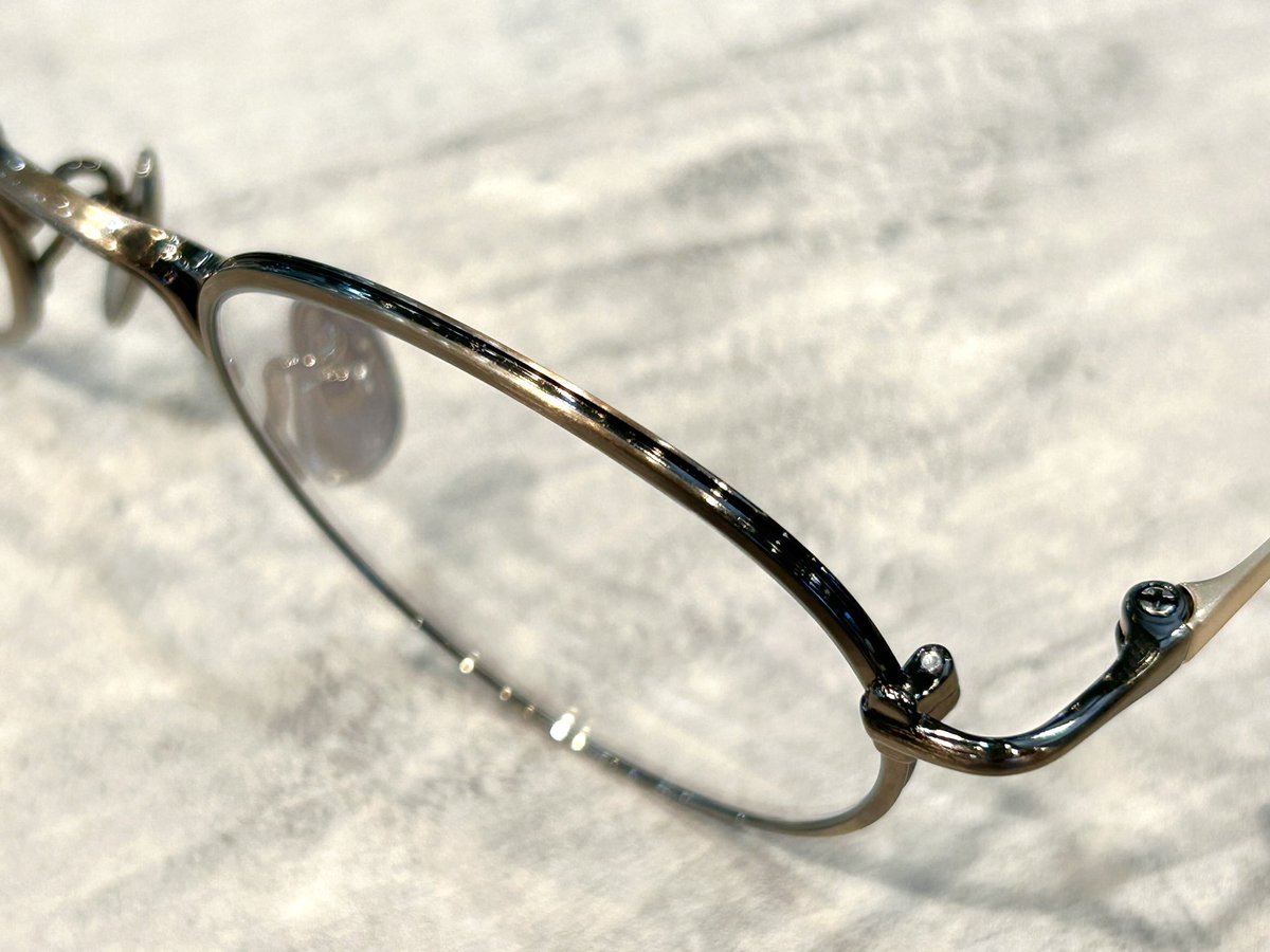 TAYLOR WITH RESPECT
 『hoop』Col. 04. Sharring Brown

ブランド最軽量であり新型S字テンプルを採用した2025春の最新作

名の由来となった車輪の溝のようなリムは優しいボストンシェイプ

4点溶接により強度を高めたオリジナルブリッジ

コストを抑えつつも随所に仕立ての良さが冴え渡る一本