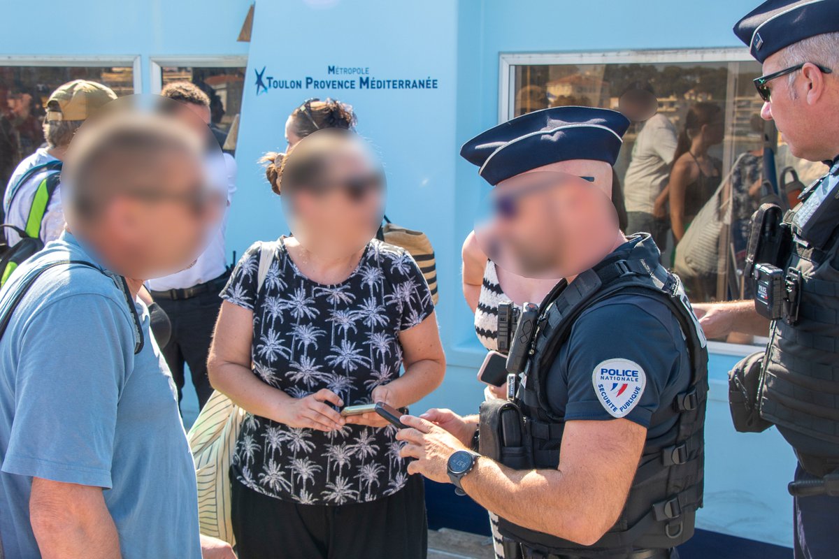 PoliceNat83's tweet photo. 🚨La #Police a mené une opération de sécurisation #OPSQ , à l'embarcadère des Sablettes @laseynesurmer
👉#Contrôle d'identité à l'arrivée des 🚢
✅ Dispositif renforcé pour sécuriser les transports en période estivale https://t.co/eBYIao3fdY