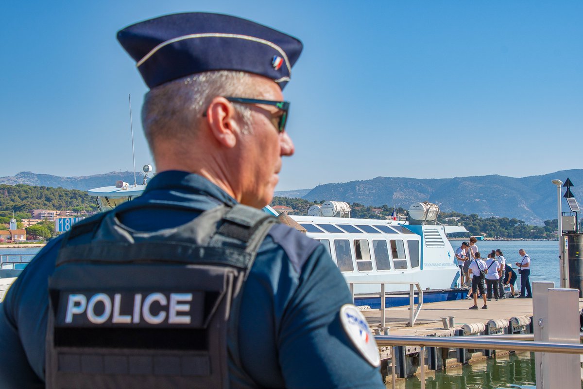 PoliceNat83's tweet photo. 🚨La #Police a mené une opération de sécurisation #OPSQ , à l'embarcadère des Sablettes @laseynesurmer
👉#Contrôle d'identité à l'arrivée des 🚢
✅ Dispositif renforcé pour sécuriser les transports en période estivale https://t.co/eBYIao3fdY