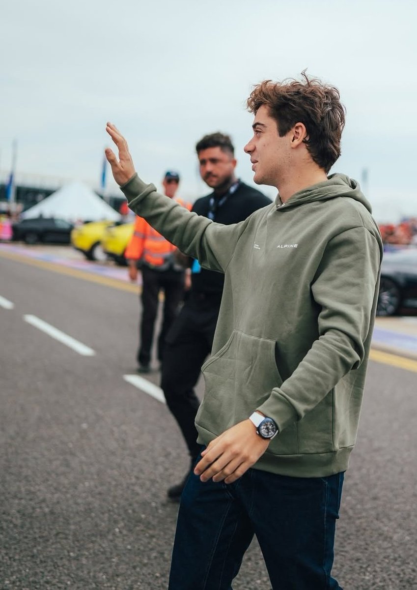 🚨 | Franco Colapinto llegando al paddock!