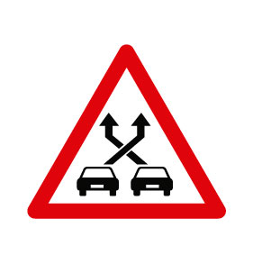 ➡️ Otra novedad del catálogo de señales es el pictograma P-35 "Carriles trenzados". Advierte del peligro por proximidad de un tramo, entre una confluencia y una bifurcación, donde se producen movimientos de cambio de carril de vehículos que cruzan sus trayectorias. #NuevasSeñales