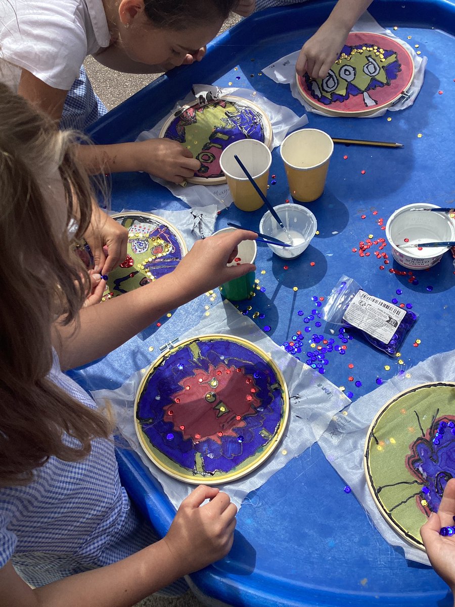 academy_roebuck's tweet photo. #Pineclass have loved finishing their pop art silk paintings today. We thought carefully about the colours we were using and followed our designs! https://t.co/EWlERDTOoc