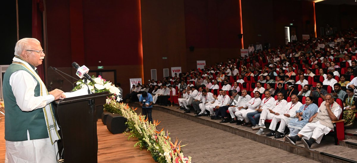 DPR Haryana (@diprharyana) on Twitter photo рдЧреБрд░реБрдЧреНрд░рд╛рдо рдХреЗ рдорд╛рдиреЗрд╕рд░ рдореЗрдВ рдЖрдпреЛрдЬрд┐рдд рд╢рд╣рд░реА рд╕реНрдерд╛рдиреАрдп рдирд┐рдХрд╛рдпреЛрдВ рдХреЗ рдЕрдзреНрдпрдХреНрд╖реЛрдВ рдХреЗ рд░рд╛рд╖реНрдЯреНрд░реАрдп рд╕рдореНрдореЗрд▓рди рдореЗрдВ рд╢реБрдХреНрд░рд╡рд╛рд░ рдХреЛ рдХреЗрдВрджреНрд░реАрдп рдКрд░реНрдЬрд╛, рдЖрд╡рд╛рд╕рди рдПрд╡рдВ рд╢рд╣рд░реА рдХрд╛рд░реНрдп рдордВрддреНрд░реА рд╢реНрд░реА <a href="/mlkhattar/">Manohar Lal</a> рдиреЗ рдмрддреМрд░ рдореБрдЦреНрдпрд╛рддрд┐рдерд┐ рд╢рд┐рд░рдХрдд рдХреАред
рдЗрд╕ рджреМрд░рд╛рди рдЙрдиреНрд╣реЛрдВрдиреЗ рдХрд╣рд╛ рдХрд┐ рдХреИрдкрд┐рд╕рд┐рдЯреА рдмрд┐рд▓реНрдбрд┐рдВрдЧ рдореЗрдВ рдЗрд╕ рддрд░рд╣ рдХреЗ рд╕рдореНрдореЗрд▓рди рдХрд╛ рдЕрд╣рдо рдпреЛрдЧрджрд╛рди рд░рд╣рддрд╛ рд╣реИред рдЧреБрд░реБрдЧреНрд░рд╛рдо рдХреЗ рдорд╛рдиреЗрд╕рд░ рдореЗрдВ рдЖрдпреЛрдЬрд┐рдд рд╢рд╣рд░реА рд╕реНрдерд╛рдиреАрдп рдирд┐рдХрд╛рдпреЛрдВ рдХреЗ рдЕрдзреНрдпрдХреНрд╖реЛрдВ рдХреЗ рд░рд╛рд╖реНрдЯреНрд░реАрдп рд╕рдореНрдореЗрд▓рди рдореЗрдВ рд╢реБрдХреНрд░рд╡рд╛рд░ рдХреЛ рдХреЗрдВрджреНрд░реАрдп рдКрд░реНрдЬрд╛, рдЖрд╡рд╛рд╕рди рдПрд╡рдВ рд╢рд╣рд░реА рдХрд╛рд░реНрдп рдордВрддреНрд░реА рд╢реНрд░реА <a href="/mlkhattar/">Manohar Lal</a> рдиреЗ рдмрддреМрд░ рдореБрдЦреНрдпрд╛рддрд┐рдерд┐ рд╢рд┐рд░рдХрдд рдХреАред
рдЗрд╕ рджреМрд░рд╛рди рдЙрдиреНрд╣реЛрдВрдиреЗ рдХрд╣рд╛ рдХрд┐ рдХреИрдкрд┐рд╕рд┐рдЯреА рдмрд┐рд▓реНрдбрд┐рдВрдЧ рдореЗрдВ рдЗрд╕ рддрд░рд╣ рдХреЗ рд╕рдореНрдореЗрд▓рди рдХрд╛ рдЕрд╣рдо рдпреЛрдЧрджрд╛рди рд░рд╣рддрд╛ рд╣реИред