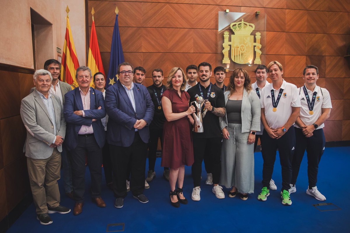 Real Federación Aragonesa Fútbol (@futbolaragon) on Twitter photo #RFAF 𝗖𝗢𝗣𝗔 𝗥𝗘𝗚𝗜𝗢𝗡𝗘𝗦 𝗨𝗘𝗙𝗔 I CAMPEONES
🏆Los jugadores ofrecen su victoria a la Virgen del Pilar e instantes después, la ministra de Educación y Deportes, <a href="/Pilar_Alegria/">Pilar Alegría</a>, recibe a la Selección y a los miembros de la junta de <a href="/futbolaragon/">Real Federación Aragonesa Fútbol</a>
<a href="/educaciongob/">Ministerio de Educación, FP y Deportes</a> #RFAF 𝗖𝗢𝗣𝗔 𝗥𝗘𝗚𝗜𝗢𝗡𝗘𝗦 𝗨𝗘𝗙𝗔 I CAMPEONES
🏆Los jugadores ofrecen su victoria a la Virgen del Pilar e instantes después, la ministra de Educación y Deportes, <a href="/Pilar_Alegria/">Pilar Alegría</a>, recibe a la Selección y a los miembros de la junta de <a href="/futbolaragon/">Real Federación Aragonesa Fútbol</a>
<a href="/educaciongob/">Ministerio de Educación, FP y Deportes</a>
