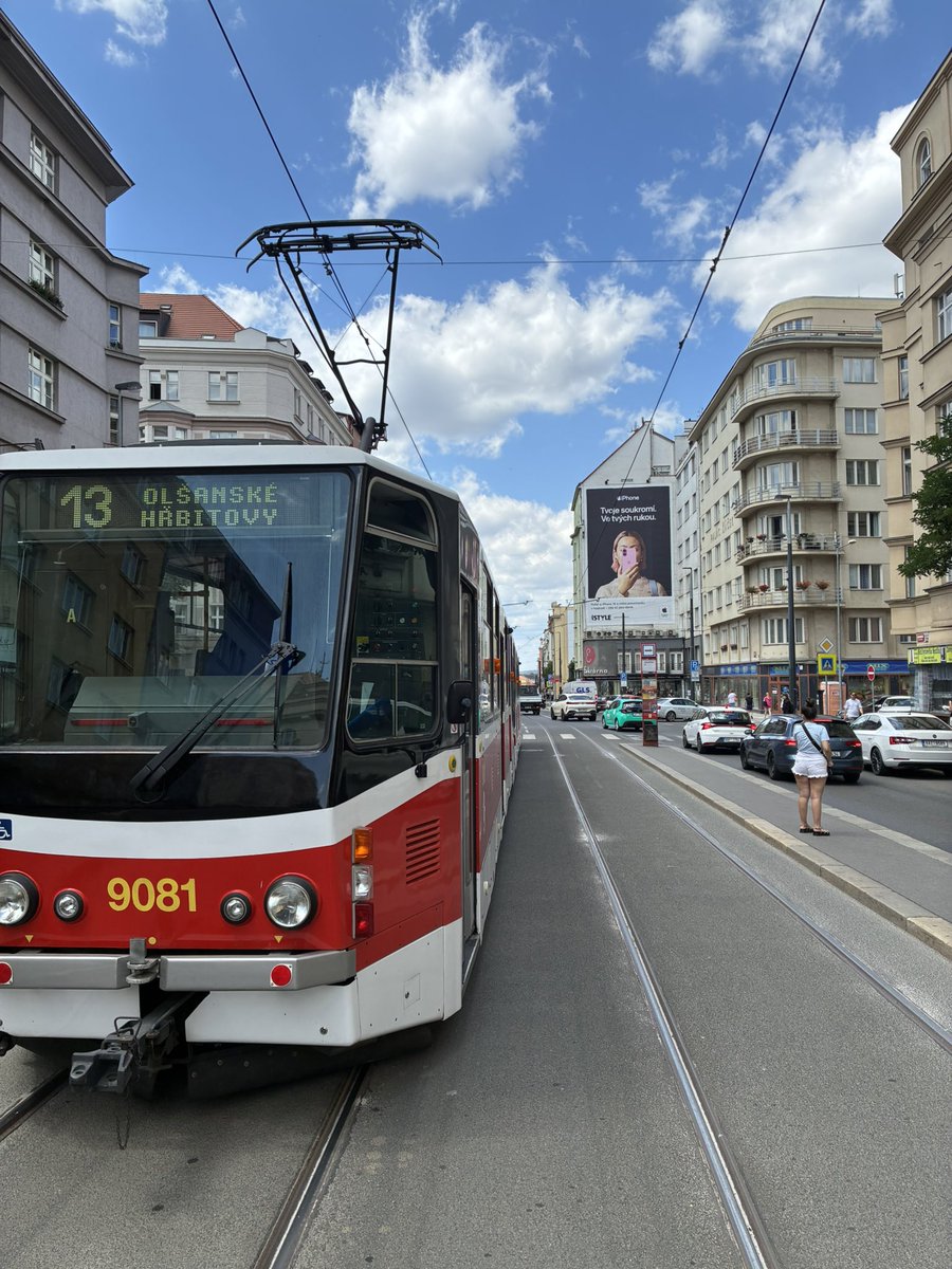 Auch Straßenbahnen stehen still. Massiver Stromausfall in #Prag.