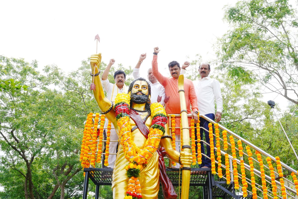 మన్యం వీరుడికి ఘన నివాళులు 🇮🇳

ఆంగ్ల అధికారులను వణికించిన వీరుడు...ఆంధ్రుల గర్వకారణమైన స్వాతంత్ర్య సమరయోధుడు, మన్యం వీరుడు శ్రీ అల్లూరి సీతారామరాజు గారి 128వ జయంతి సందర్భంగా కృష్ణదేవిపేటలోని అల్లూరి స్మృతివనంలో నిర్వహించిన సీతారామరాజు జయంతి ఉత్సవ వేడుకలలో గౌరవ స్పీకర్ శ్రీ