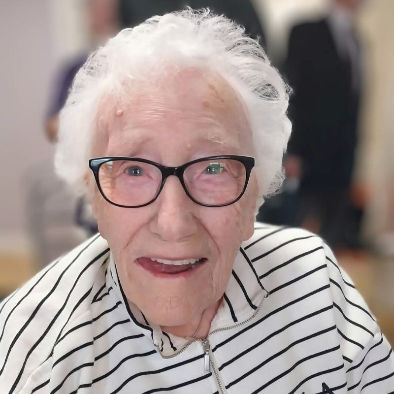 hullfcofficial's tweet photo. Hull FC are delighted to confirm that 99-year old WW2 veteran Marie Stothard will deliver the match ball as part of our Armed Forces Match Day at the MKM Stadium on Saturday 🖤

⚫️⚪️ #COYH | @ecostrad