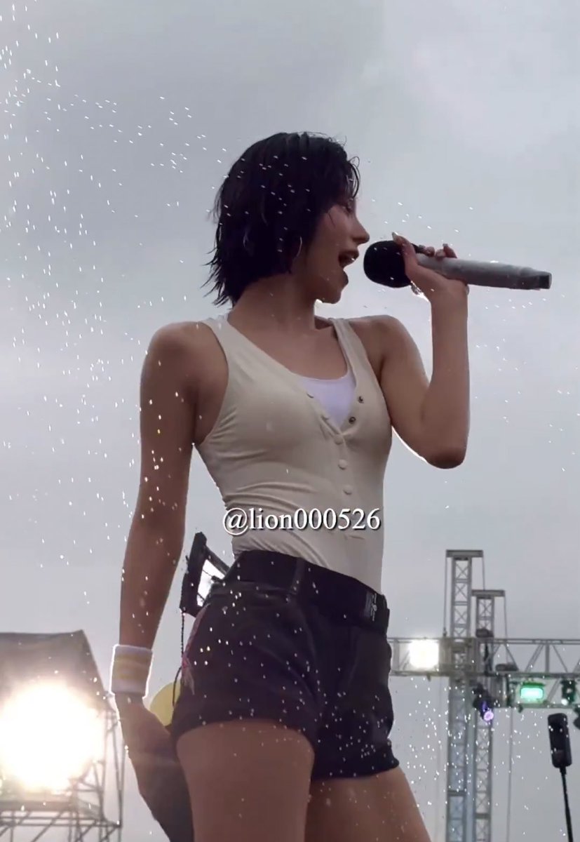kwinyeji's tweet photo. HOT 🥵 

#ITZY_WATERBOMB #YEJI https://t.co/NyLm87A1AV
