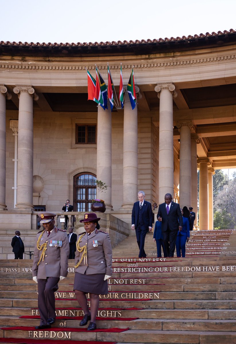 Der erste Staatsbesuch eines österreichischen Bundespräsidenten in Südafrika ist Ausdruck der engen und wachsenden Partnerschaft zwischen unseren beiden Ländern. 

Ich freue mich sehr, heute bei Präsident <a href="/CyrilRamaphosa/">Cyril Ramaphosa 🇿🇦</a> in Pretoria zu sein. (1/2)